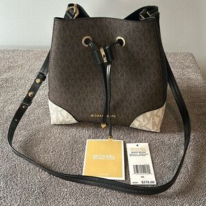 Michael Kors Mercer Bucket Bag